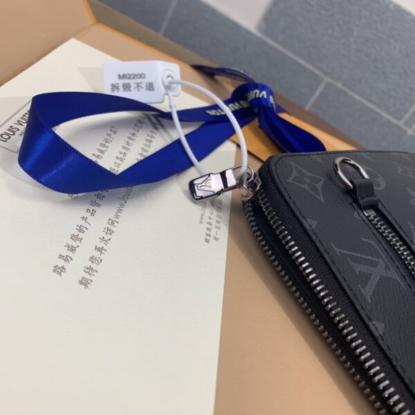 Louis Vuitton Men pouch