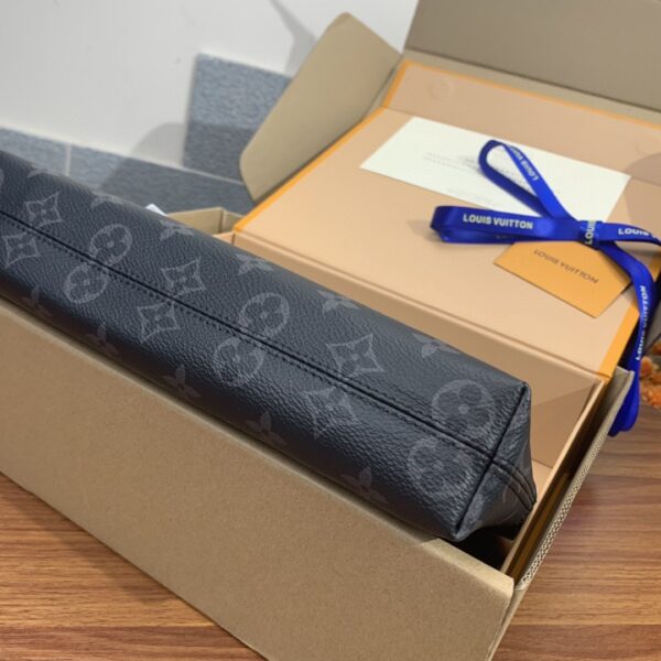 Louis Vuitton Men pouch
