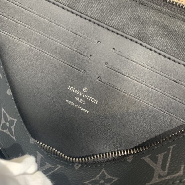 Louis Vuitton Men pouch