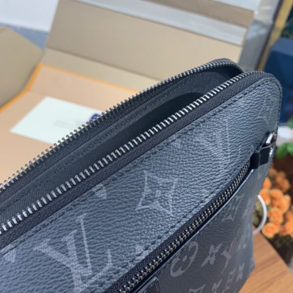 Louis Vuitton Men pouch