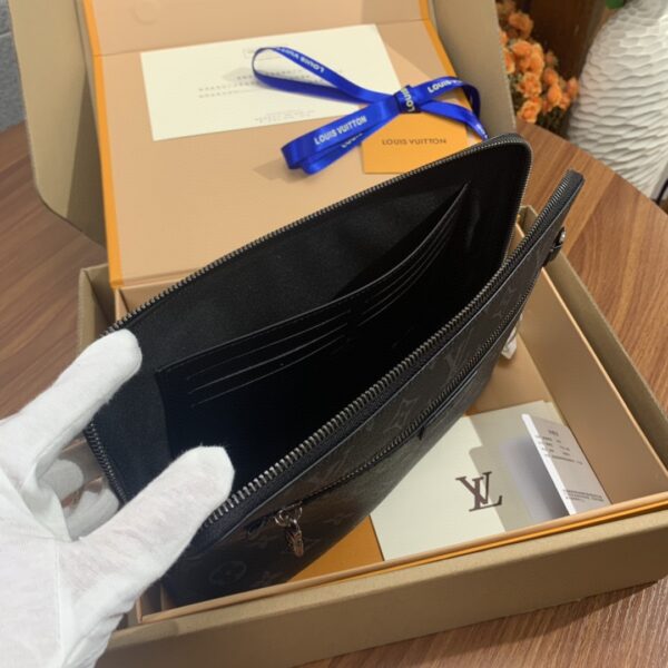 Louis Vuitton Men pouch