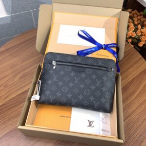 Louis Vuitton Men pouch