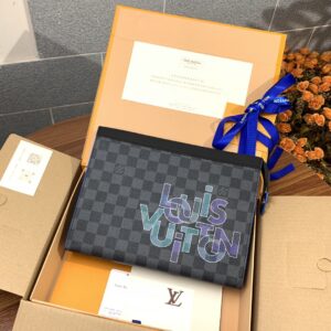 Louis Vuitton Zippy wallet