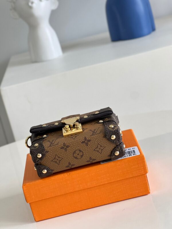 Louis Vuitton Monogram essential trunk