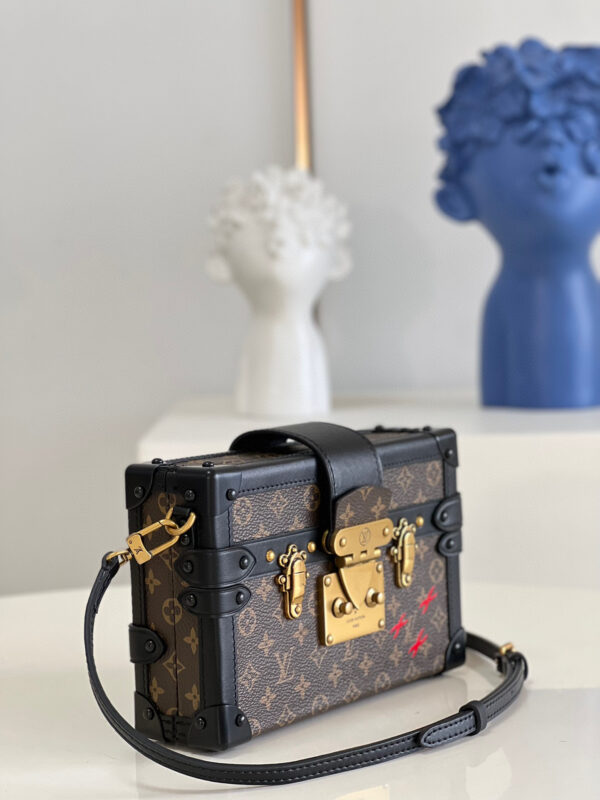 Louis Vuitton Petite Male