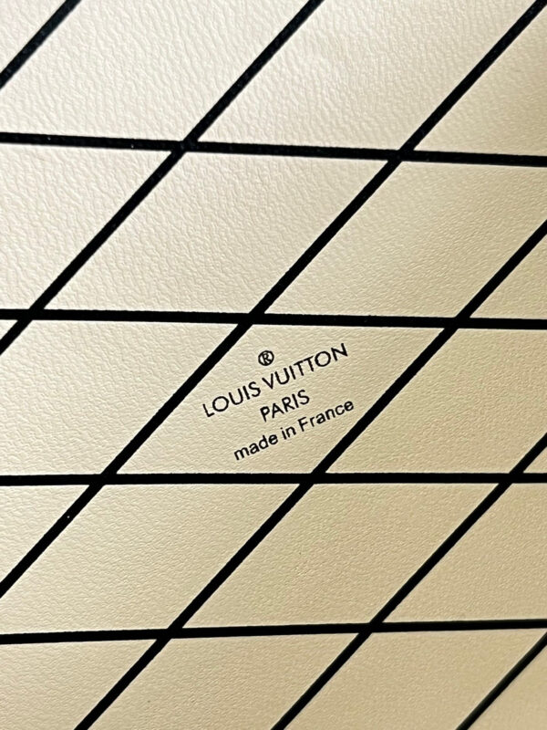 Louis Vuitton Petite Male