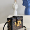 Louis Vuitton Petite Male