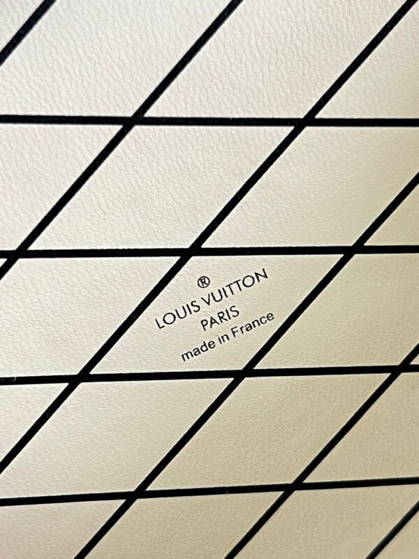 Louis Vuitton Petite Male