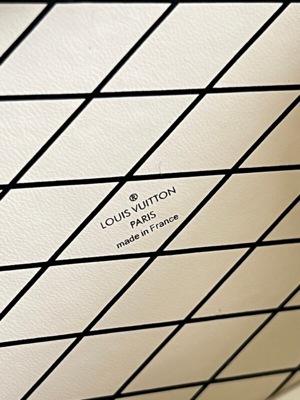 Louis Vuitton Petite Male