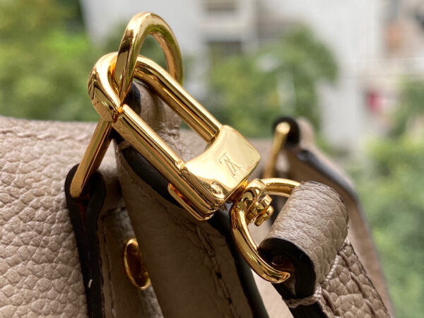 Louis Vuitton Petie Sac Plat