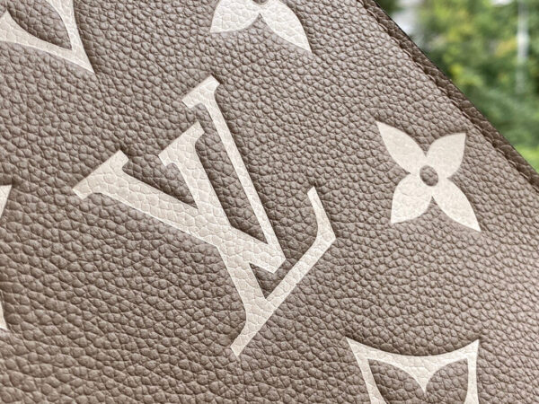 Louis Vuitton Petie Sac Plat