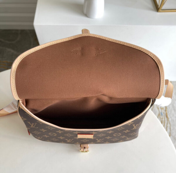 Louis Vuitton Saumur
