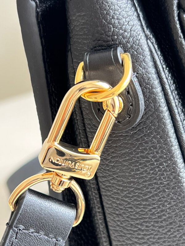 Louis Vuitton Pochette Metis