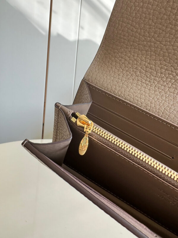 Louis Vuitton wallet capucines