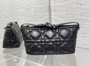 MEDIUM DIORTRAVEL NOMAD POUCH