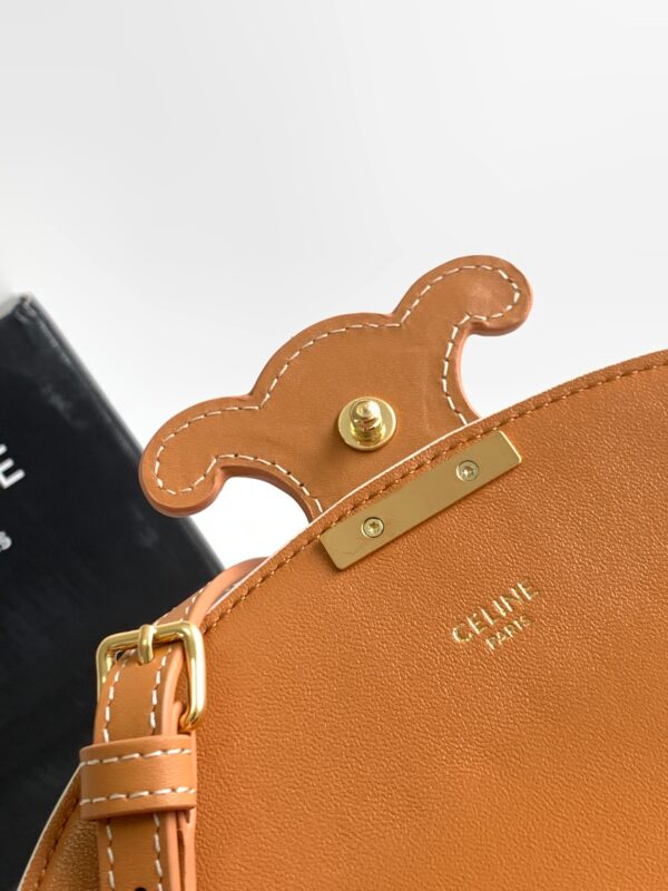 CELINE BESACE CUIR TRIOMPHE