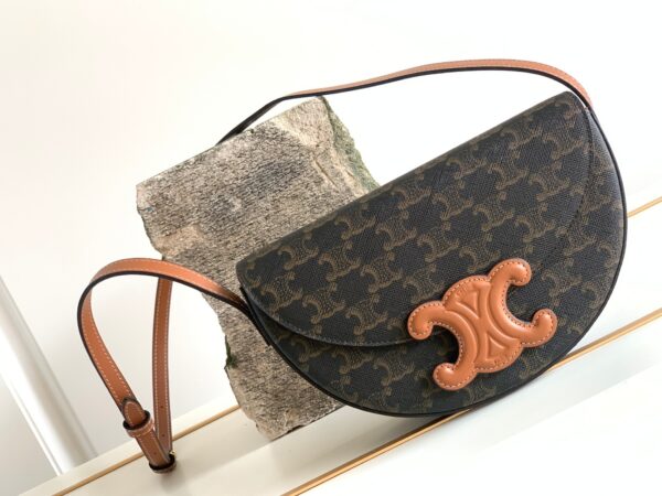 CELINE BESACE CUIR TRIOMPHE