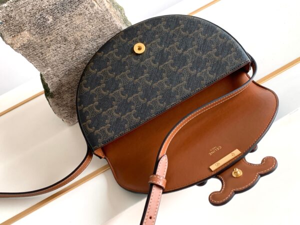 CELINE BESACE CUIR TRIOMPHE
