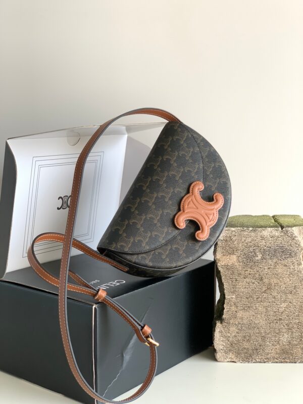 CELINE BESACE CUIR TRIOMPHE