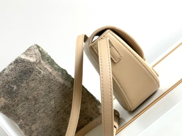 CELINE BESACE CUIR TRIOMPHE