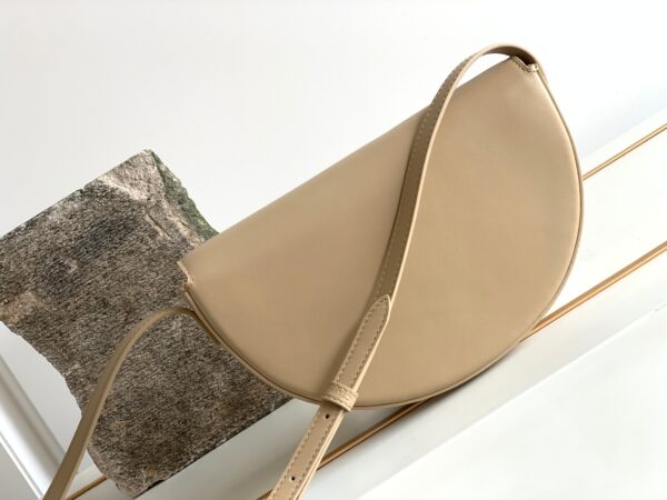 CELINE BESACE CUIR TRIOMPHE