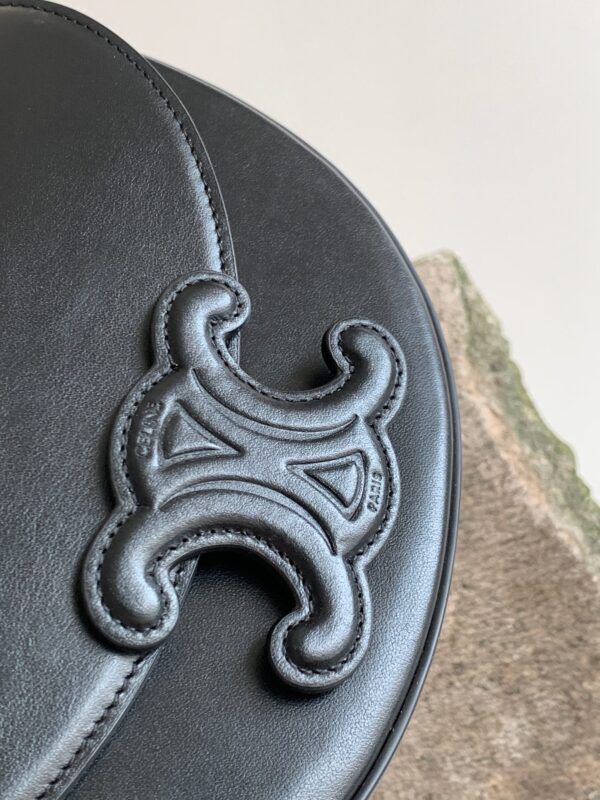 CELINE BESACE CUIR TRIOMPHE