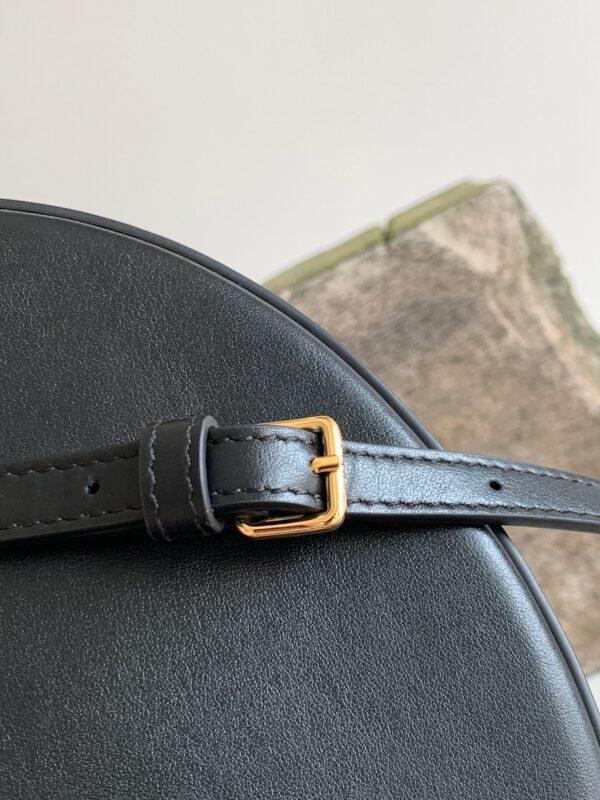 CELINE BESACE CUIR TRIOMPHE