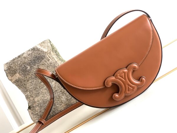 CELINE BESACE CUIR TRIOMPHE