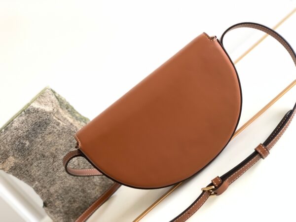 CELINE BESACE CUIR TRIOMPHE