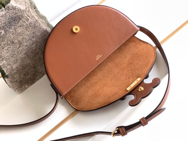 CELINE BESACE CUIR TRIOMPHE