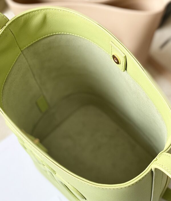 CELINE BUCKET CUIR TRIOMPHE BAG