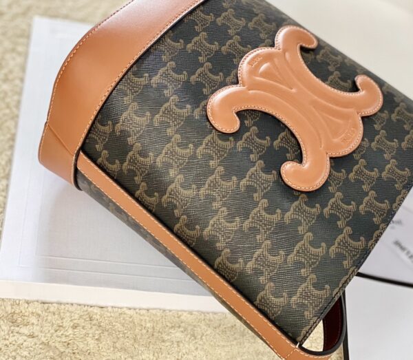 CELINE BUCKET CUIR TRIOMPHE BAG