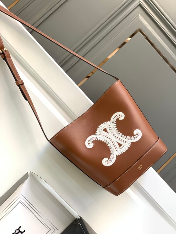 CELINE BUCKET CUIR TRIOMPHE BAG