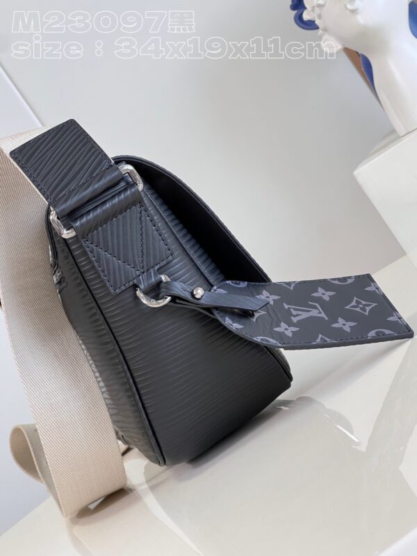 Louis Vuitton Montsouris Messenger