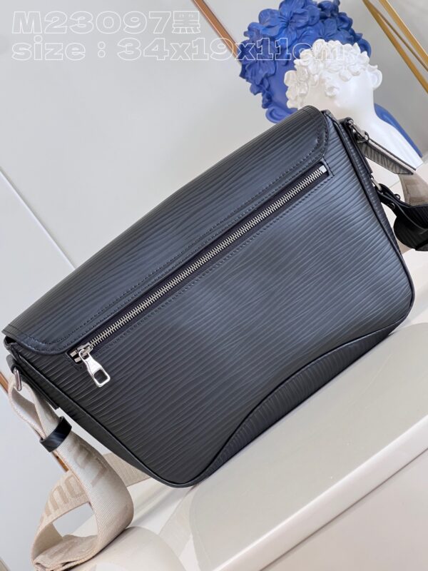 Louis Vuitton Montsouris Messenger