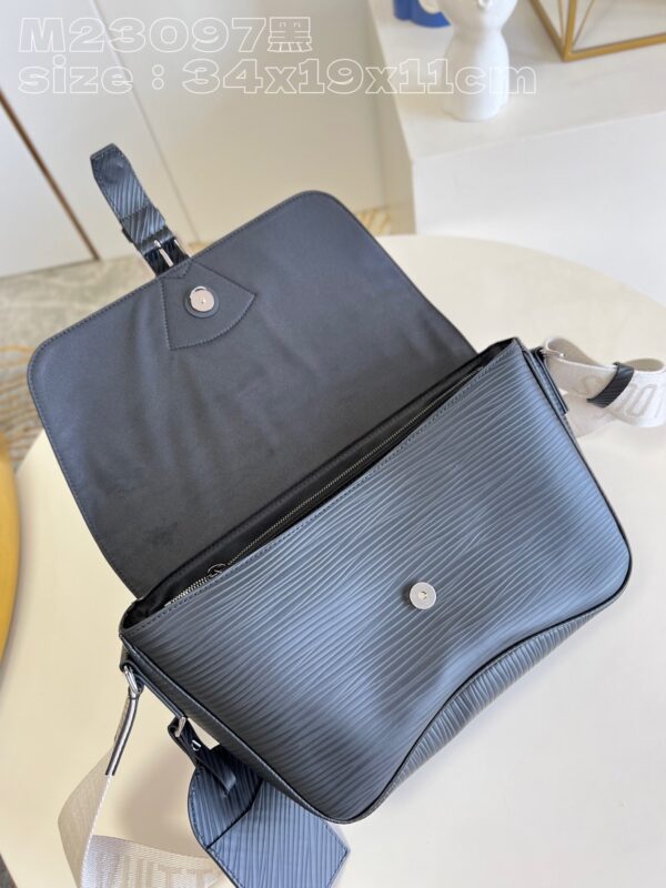 Louis Vuitton Montsouris Messenger