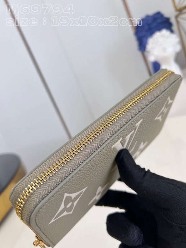Louis Vuitton Zippy Wallet