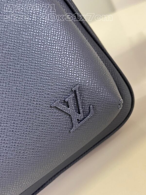 Louis Vuitton Avenue NM Slingbag
