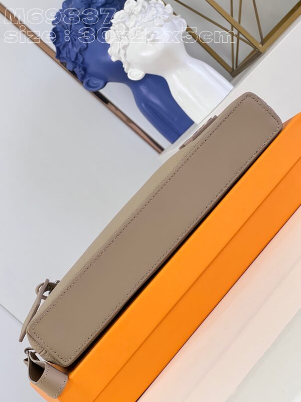 Louis Vuitton Takeoff Pouch