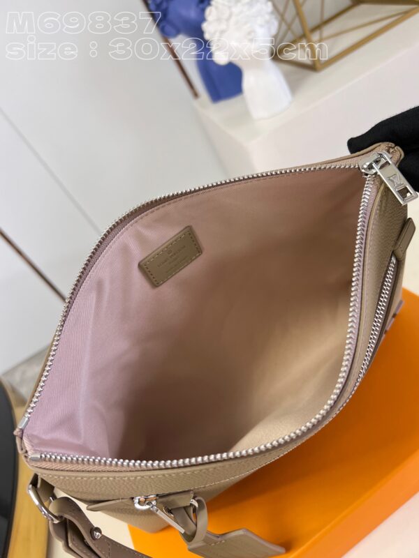 Louis Vuitton Takeoff Pouch