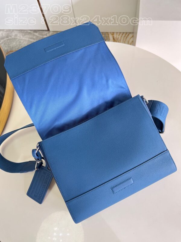 Louis Vuitton Takeoff Messenger