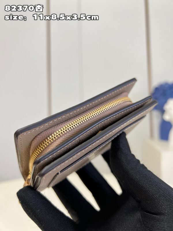 Louis Vuitton Cléa Wallet