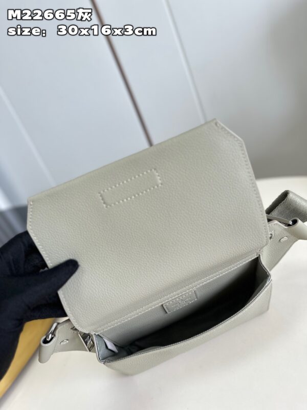 Louis Vuitton Takeoff Slingbag