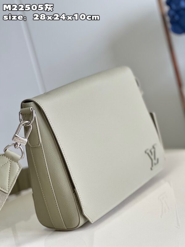 Louis Vuitton Takeoff Messenger
