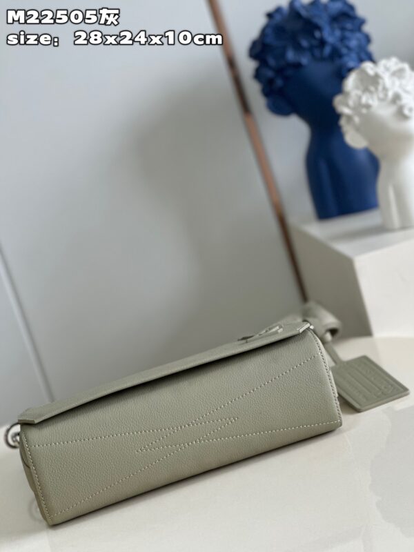 Louis Vuitton Takeoff Messenger