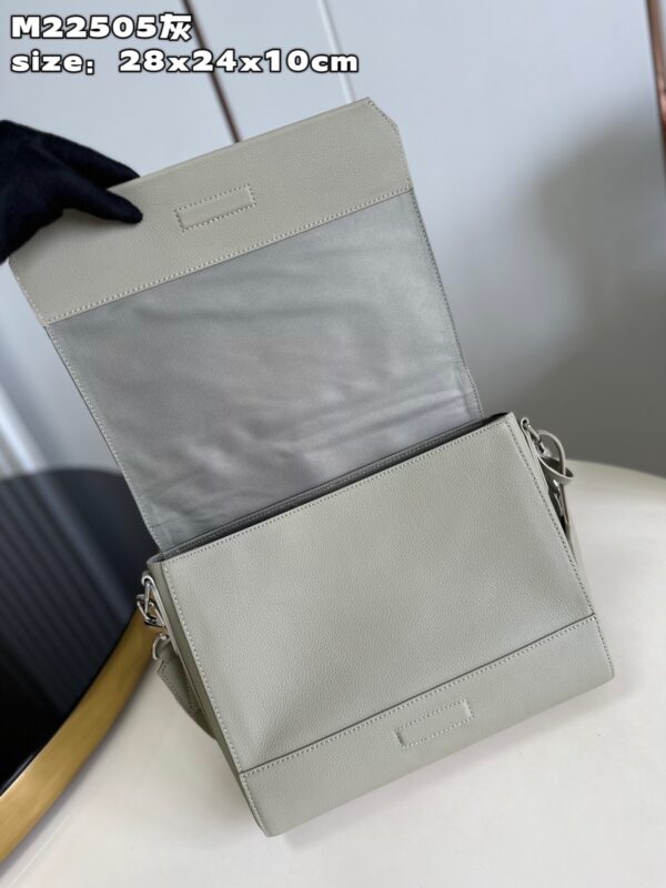 Louis Vuitton Takeoff Messenger