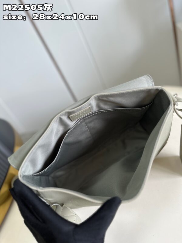 Louis Vuitton Takeoff Messenger
