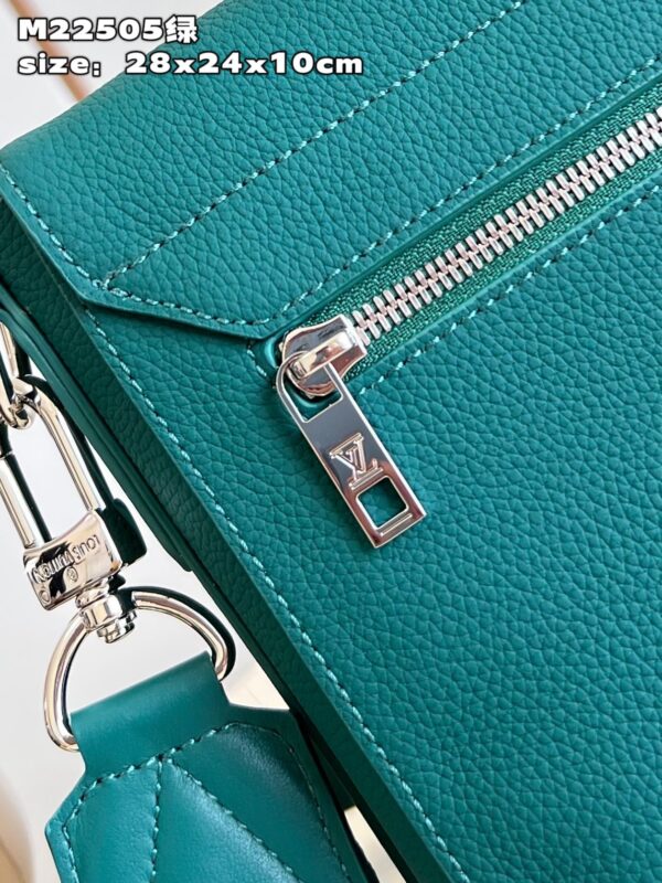 Louis Vuitton Takeoff Messenger