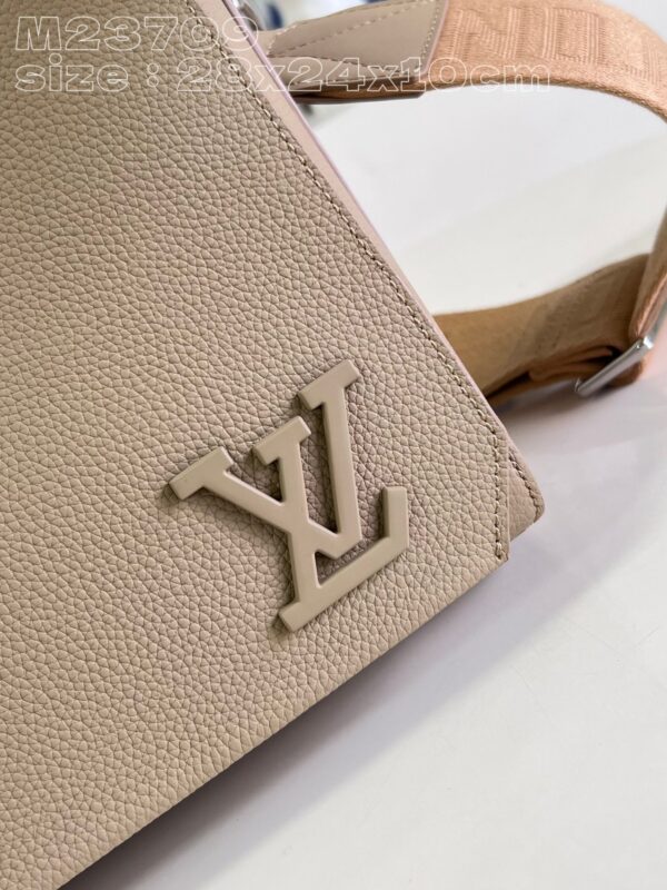 Louis Vuitton Takeoff Messenger