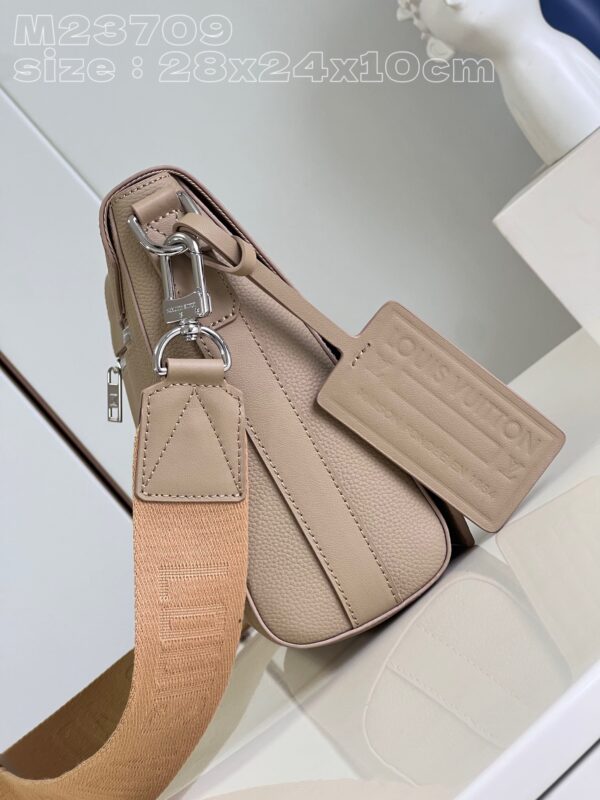 Louis Vuitton Takeoff Messenger